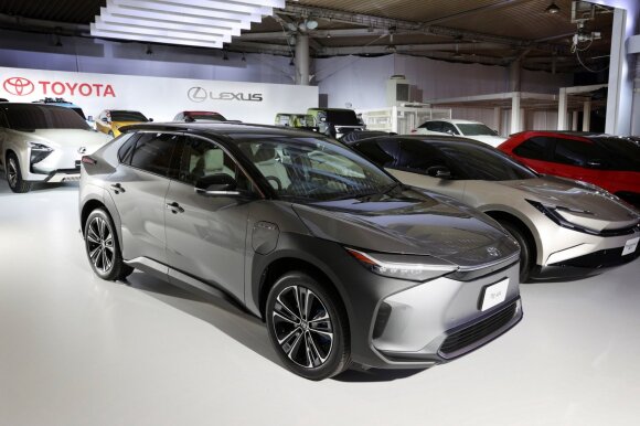 „Toyota“ užmojai ambicingi: modelių gamą rengiasi papildyti 30 elektromobilių