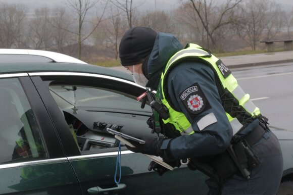 In Kaunas, the police control those who go to the city.