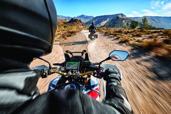 Naujiena motociklininkams: siūlo navigacijos sistemą, kuri apie avariją praneš artimiesiems