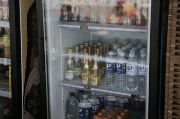 Businessmen in beach cafes: pity about foreigners, people laugh and bring their alcohol