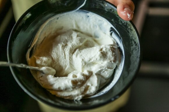 Dovilė, who lives in the forest, prepares a frozen kefir