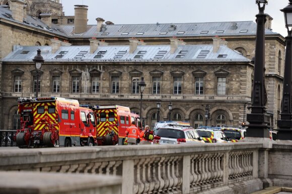 Po brutalaus išpuolio Paryžiuje oficiali versija apie „pavyzdingą kolegą“ verčiasi aukštyn kojom