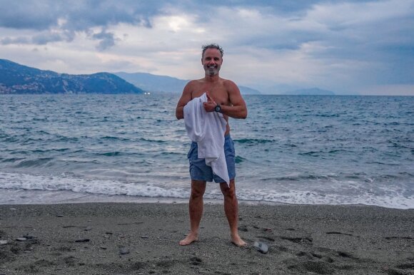 Il viaggiatore Karolis si è dato una sfida: è riuscito a sciare e nuotare in Italia lo stesso giorno?
