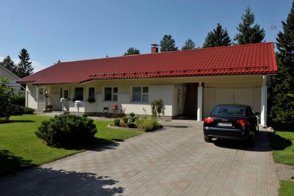 Sniego užtvaras būtina įrengti bent ties įėjimais, garažo vartais, kad apsaugoti ne tik žmones, bet ir automobilius, kiemo augalus nuo sniego ir ledo nuošliaužų.