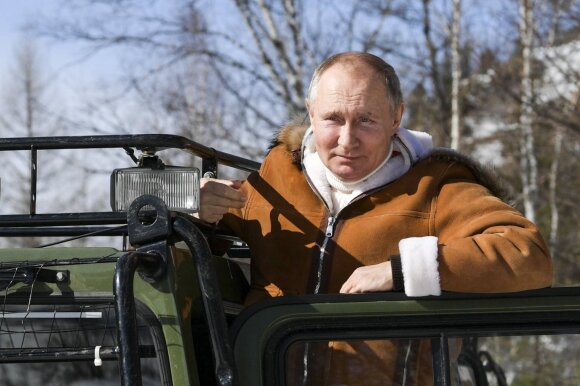 Putinas  Sibire po miškus važinėjosi visureigiu ir karstėsi tiltu