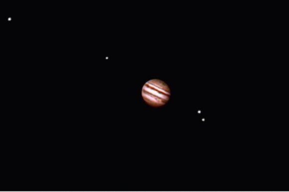 Jupiteris su 4 per žiūroną matomais palydovais