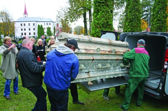 Iš kapinių koplyčios į Kretingos muziejų tyrimams ir restauravimui išvežamas grafo Juozapo Tiškevičiaus sarkofagas. Fot. Laisvūnas Kavaliauskas. 2014 m.
