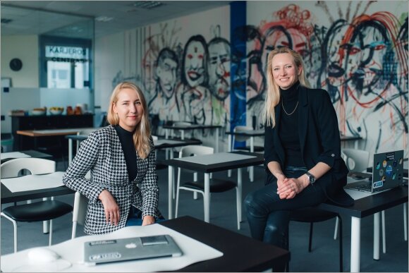 „Vilnius Coding School“ karkeros keitimo centro vadovė Sima Kučinskaitė ir mokyklos įkūrėja Julija Rimšelė