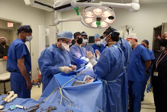 JAV chirurgai sėkmingai persodino genetiškai modifikuotos kiaulės širdį 57 metų vyrui per pirmąją kada nors atliktą tokio pobūdžio operaciją