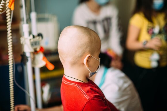 Doctor treating children with cancer: the disease is often cured, but it is important to notice the first symptoms.