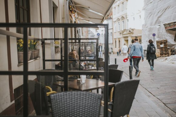 In Vilnius' bars and cafes, no one cares about quarantine: rivers of alcohol are poured, generous tips are distributed, and customers no longer enter.