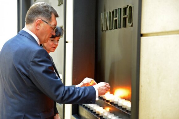 Prime Minister Butkevičius and Mrs Butkevičienė lighting a Memorial Candle in the Holocaust Museum Photo Ludo Segers