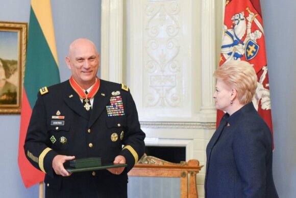 General Raymond T. Odierno receives decorations from Lithuanian President Dalia Grybauskaitė. Photo R.Dačkus