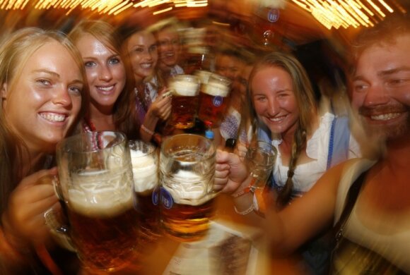 Vokietijoje prasidėjo garsiausia alaus šventė - Oktoberfestas