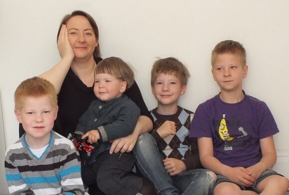 <span style="color: #ff0000;"><em>Nuogą</em> knygą parašiusi 4 vaikų mama</span>: džiaugiuosi išvažiavusi iš Lietuvos