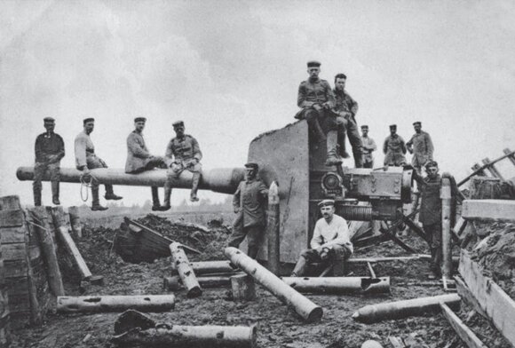 Vokiečių kariai pozuoja užsilipę ant paimtų rusų sunkiųjų artilerijos pabūklų. 1915 m. rugpjūčio 18 d. Kauno tvirtovė.