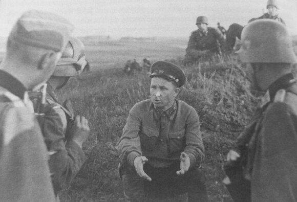 1941 m. birželio 22 d., Vištyčio rajonas. Tardomas į nelaisvę patekęs politinis Raudonosios armijos vadovas (politrukas).