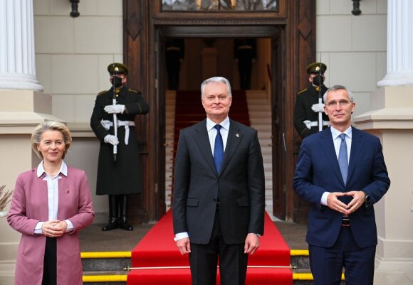 NATO generalinis sekretorius Jensas Stoltenbergas, Europos Komisijos pirmininkė Ursula von der Leyen, prezidentas Gitanas Nausėda. 