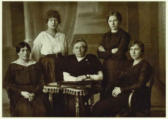 Gabrielė Petkevičaitė (centre), Ona Muraškaitė-Račiukaitienė (antra iš kairės), Emilija Spudaitė-Gvildienė, Salomėja Stakauskaitė, Magdalena Draugelytė-Galdikienė. Foto: Panevėžio kraštotyros muziejaus