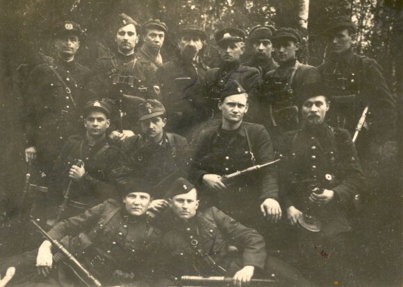 Dainavos apygardos vadų sąskrydis 1947 m. balandžio 23–26 d. Punios šile. Trečioje eilėje iš kairės stovi: 4. apygardos vadas Dominykas Jėčys-Ąžuolis, 5. Merkio rinktinės vadas Adolfas Ramanauskas-Vanagas.