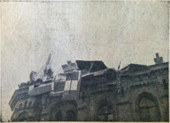 C. Kiernowicziaus ir J. Paprzyckio pilotuoto lėktuvo fragmentas įsirėžęs į pastatą šiandienėje A. Jakšto g. 1936 m. birželio 8 d.
