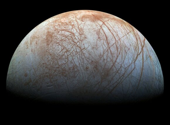 Jupiterio palydovas Europa, anot mokslininkų, yra potenciali vieta nežemiškos kilmės gyvybės paieškoms.