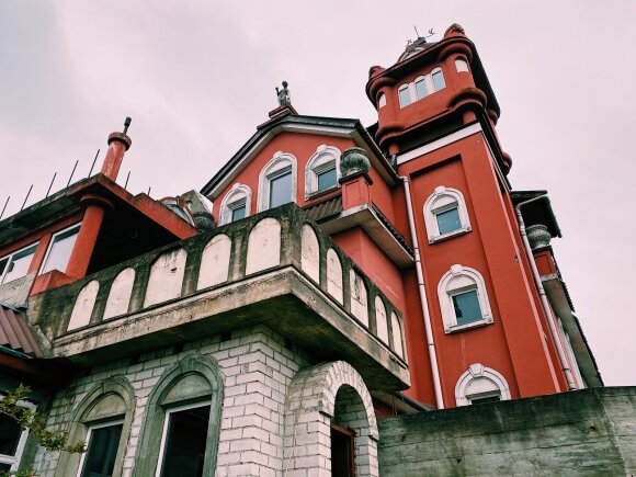 The strangest house in Lithuania: the old man built an impressive mansion with swimming pools and even a throne