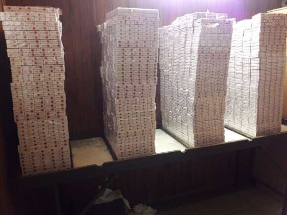 The Švenčionys border guards detained 6,000.  cigarette packs and their carrier