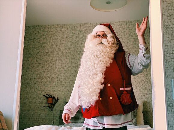 Tried exceptional service: Santa's visit to a hotel room - I knew it would be expensive, but heard the price when I found out