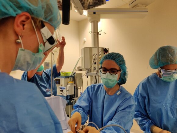 Clinicas Santara staff during the operation of Jelena Volochovich during the operation team