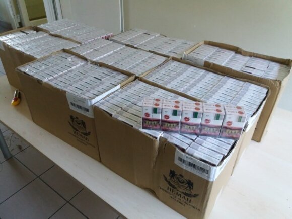 Druskininkai Border Guards Detain Smugglers Carrying Dumped Cigarettes From Belarus