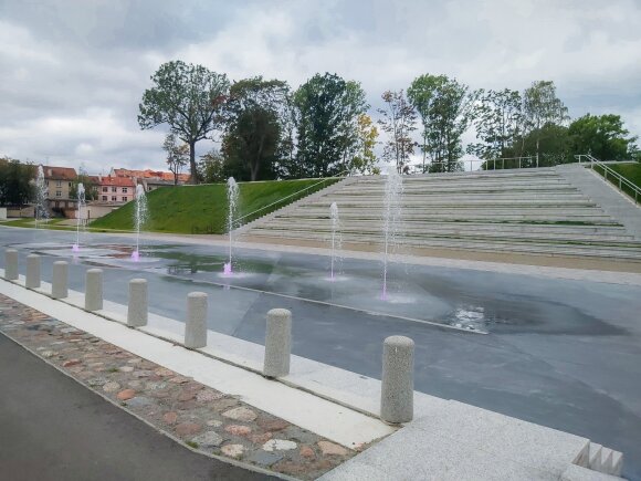 At the foot of John's Hill is a modern fountain: it invites you to hurry up to admire