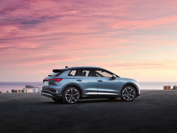 „Audi“ surengė išskirtinę premjerą: pristatė du naujus elektromobilius – „Q4 e-tron“ ir „Q4 Sportback e-tron“
