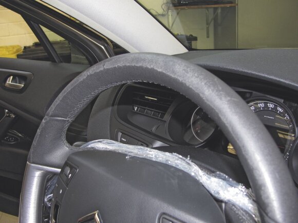 Pastaruoju metu automobilių gamintojai naudoja vis prastesnės kokybės odą, o vėliau dėl per greito jos susidėvėjimo kaltina rankų priežiūros priemones. Taip bandė gintis ir „Citroën“