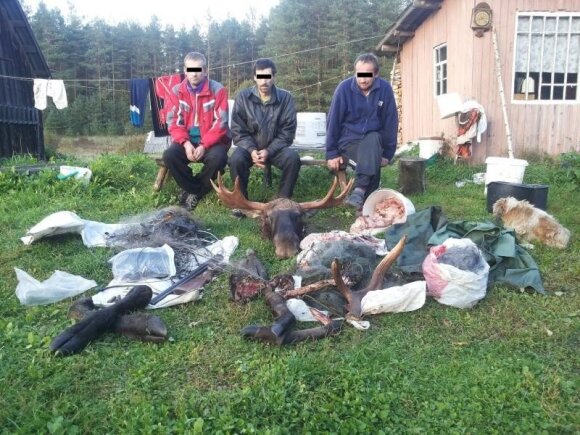 Brakonieriai šalia nukankintų žvėrių, kurie jiems atsies daugiau nei 60 tūkst. litų