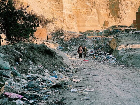 The other side of Egypt that is not seen by tourists: an extremely closed community that lives in garbage from birth