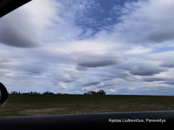 Linseformede skyer i Litauen.  Foto av K. Liutkevicius.