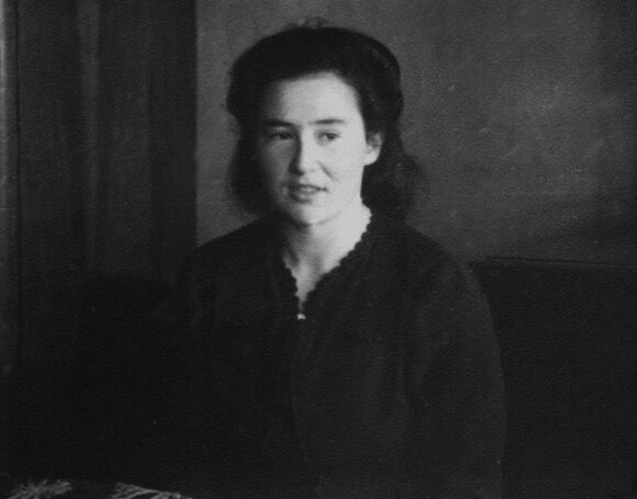 Cipora Zimanaitė-„Stasė“, Bagdanavičių šeimai palikusi raštelį hebrajų kalba. Kitoje nuotraukos pusėje užrašyta „Stasė–Aldonai 1945 02 18“.
