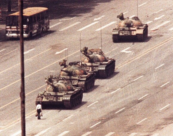 Nežinomo vyro protestas Tiananmenio aikštėje 1989 m.
