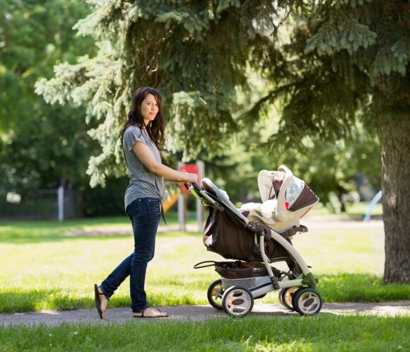 A woman who feeds a baby a mixture is receiving a lot of criticism.