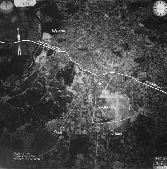 Vilniaus aerodromo aeronuotrauka, padaryta vokiečių žvalgybos lėktuvo. Aeronuotraukoje pažymėtas aerodromas ir dvi priešlėktuvinės baterijos, galima įžvelgti aerodrome išrikiuotus lėktuvus. 1941 m. birželio 22 d. Orientyrai: pažymėti šiuolaikiniai objekta