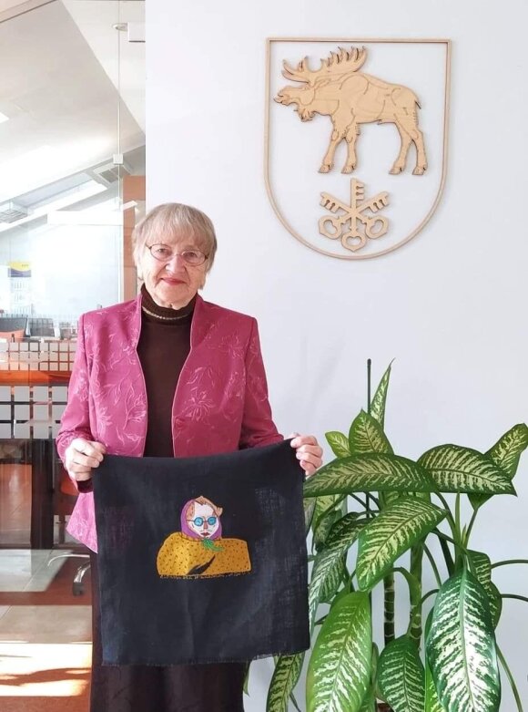 Išsiuvinėjo Aldona Mikalonienė pagal Pijaus Čeikausko darbą „Ūsai kaip ant bulvių krapai“