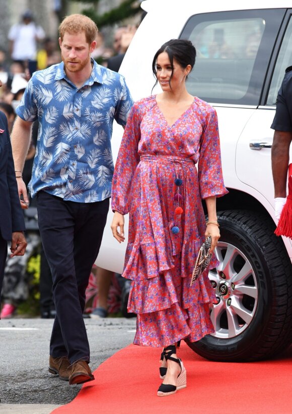 2018 metais su princu Harry išvykusi į savo pirmąjį karališkąjį turą Fidžyje, M. Markle per apsilankymą Ramiojo vandenyno pietų universitete Suvoje buvo apsivilkusi gėlėtą „Figue“ šilkinę suknelę