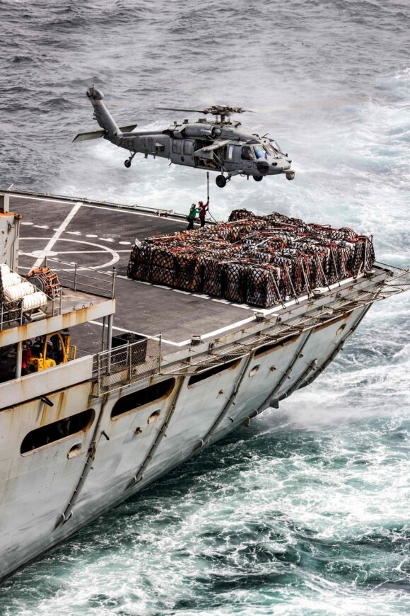„MH-60S Sea Hawk“ priskirtas jūriniam vidutinio lygio tiltrotoriniam eskadronui (VMM) 163 (Reinforced), kyla iš amfibijos puolimo laivo „USS Boxer“ (LHD 4).