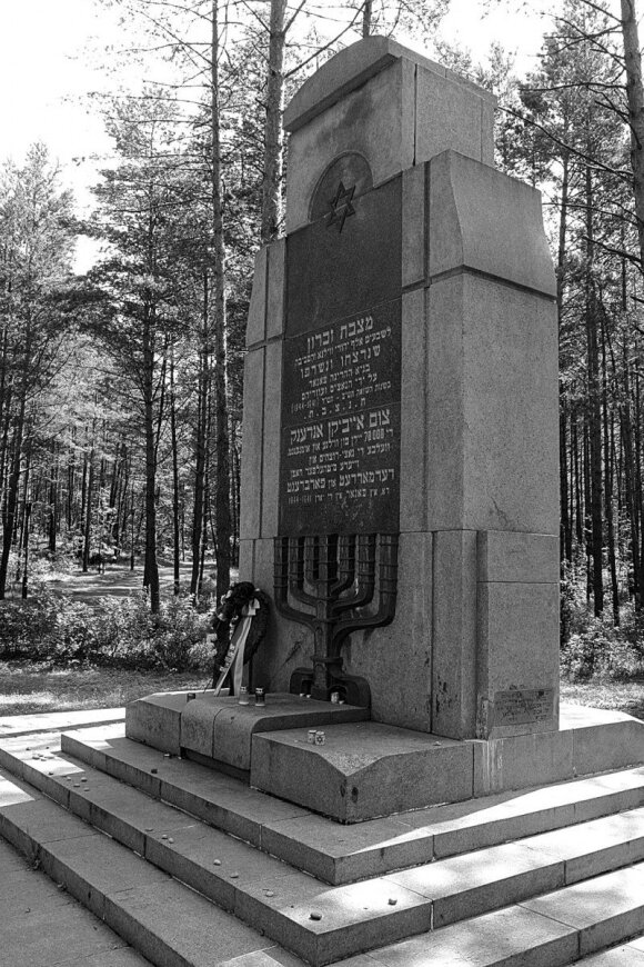 Vienas iš Panerių memorialinių paminklų. Antrojo pasaulinio karo metais čia nužudyta apie 100 tūkst. įvairių tautybių žmonių, daugiausia žydų.