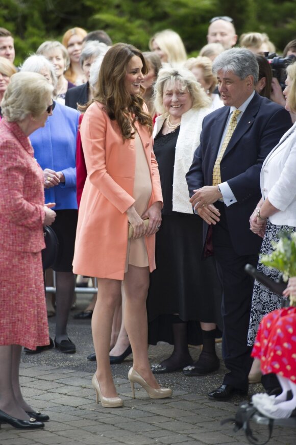 Kate Middleton 2013 metais Vinčesteryje per apsilankymą „Naomi House“ vaikų slaugos ligoninėje ji pasirodė su Taros Jarmon persikų spalvos paltu