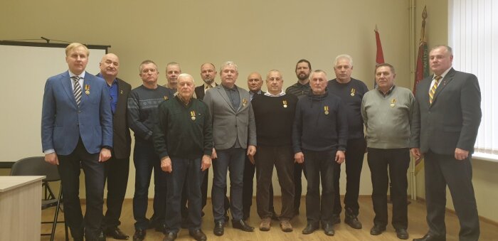 Buvę Rokiškio užkardos pareigūnai po apdovanojimo atminimo medaliais 100 metų Lietuvos kariuomenei Iš kairės: Vilmantas Raupys, Gintautas Marganavičius, Audrius Guzas, Ignas Vaitoška, Valdas Misavičius, Vilius Danys, Gintautas Jurgutis, Vygantas Pauliukas, Nerijus Balčiūnas, Vygandas Liaudanskas, Jurijus Lapanas, Ričadas Lašas, Edvardas Jakulis, Eugenijus Šepetys.