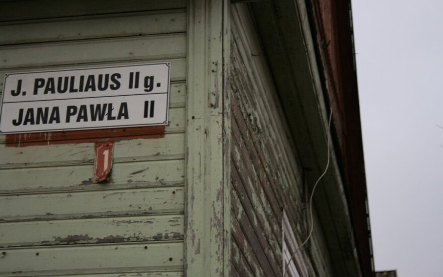Court drops case after bilingual signs are removed in Vilnius District