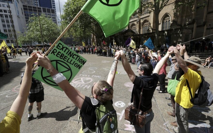 Klimato aktyvistai Australijos miestuose blokavo gatves ir rengė demonstracijas