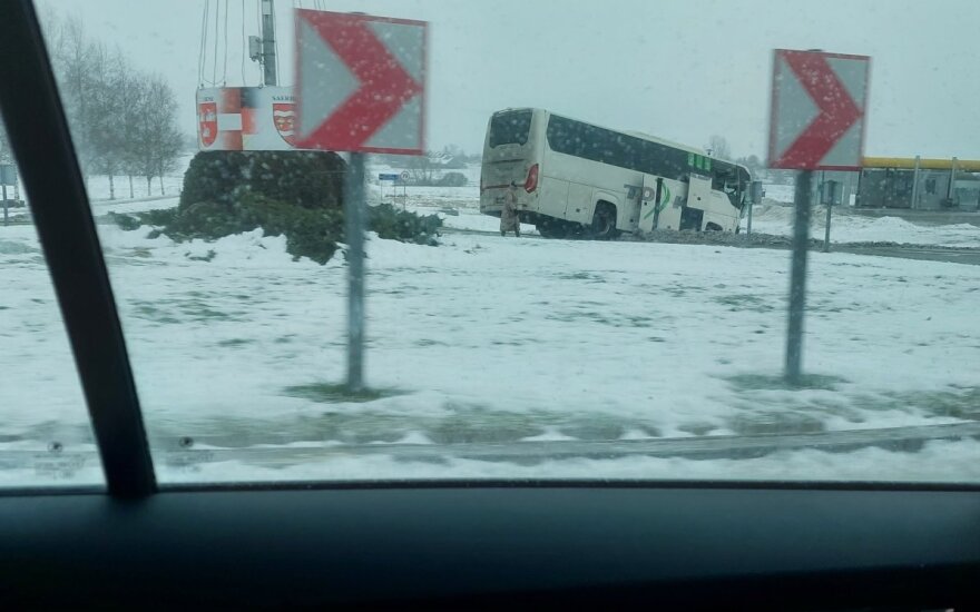 Rietave autobusas nuvažiavo nuo kelio, vairuotojas neišgyveno